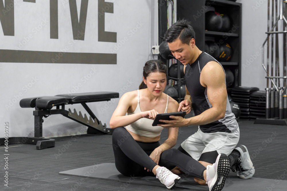 Obraz premium In the pursuit of wellness, a dedicated man and woman push their limits at a contemporary gym, surrounded by high-tech equipment and the echoed motivation of fellow fitness enthusiasts.
