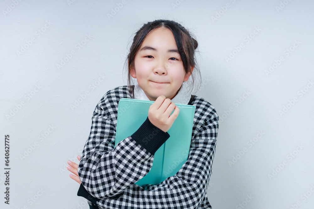 カメラ目線でハニカム女の子
