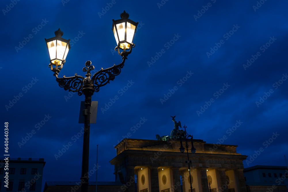 the famous german brandenburger tor in the evening