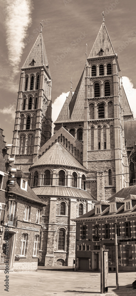 La cathédrale Notre Dame de Tournai en Belgique La cathédrale Notre Dame de Tournai en Belgique