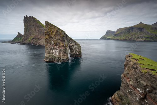 Il faraglione Drangarnir nelle Isole Faroe