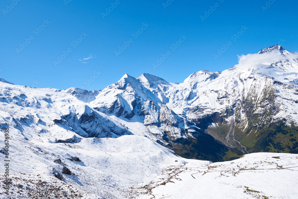 Auf der Großglockner-Hochalpenstraße im Herbst auf dem Parkplatz am Fuscher Törl Auf der Großglockner-Hochalpenstraße im Herbst auf dem Parkplatz am Fuscher Törl