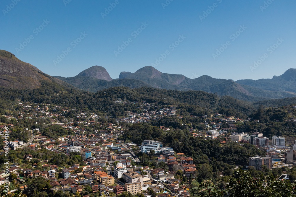 Vista da cidade de Teresópolis e Serra dos Orgãos no estado do Rio de Janeiro, Brasil