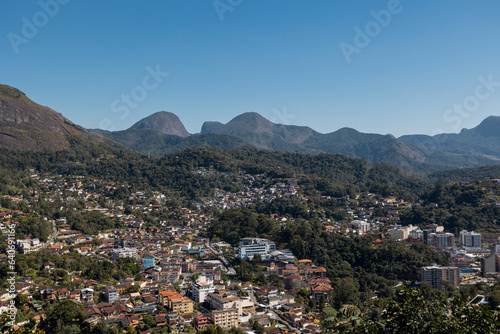 Vista da cidade de Teresópolis e Serra dos Orgãos no estado do Rio de Janeiro, Brasil © Fagner Martins