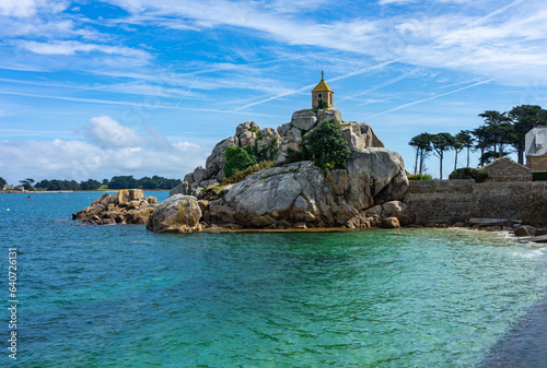 Urlaub in der Bretagne, Frankreich: Der Hafen Ort Port Blanc mit der schönen kleinen Kapelle La sentinelle, oratoire photo