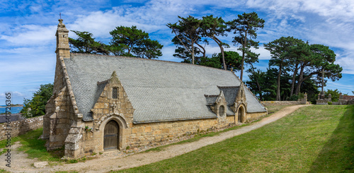 Urlaub in der Bretagne, Frankreich: Der Hafen Ort Port Blanc mit der historisdchen Chapelle Notre-Dame, Penvénan - Aussenaufnahme Panorama photo