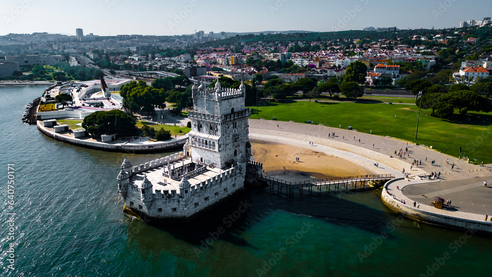 Naklejka premium Paisagem Portugal Torre de Belém Fortaleza Portuguesa Rio Tejo Ponto Turístico Viagem Viajar Barcos Turismo Turístico Porto Cidade Europeia Europa Céu Baía Foz Estuário Ponte Medieval Drone Aérea Mar