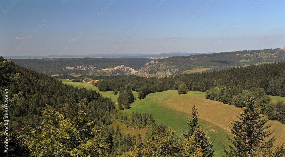 Panorama et montagnes dans le Haut-Doubs.