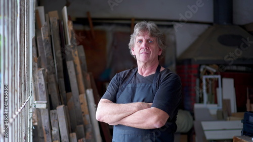 Foto Portrait of a small business owner wearing apron standing inside carpentry works