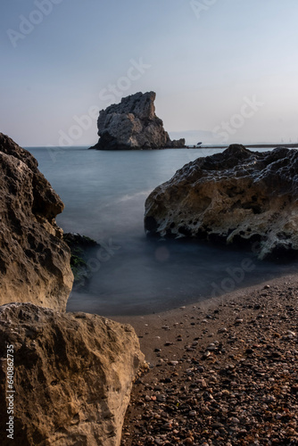 Playa con rocas tranquilidad