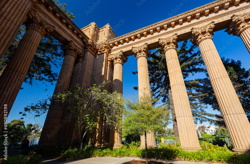 Fototapeta premium Sunny exterior view of the Palace of Fine Arts