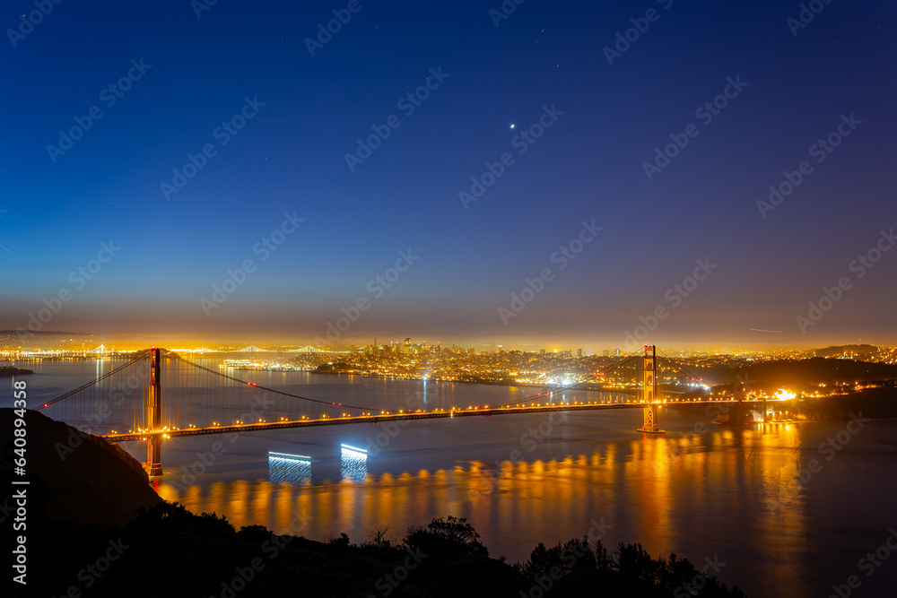 Fototapeta premium Sunrise landscape of the Golden Gate Bridge