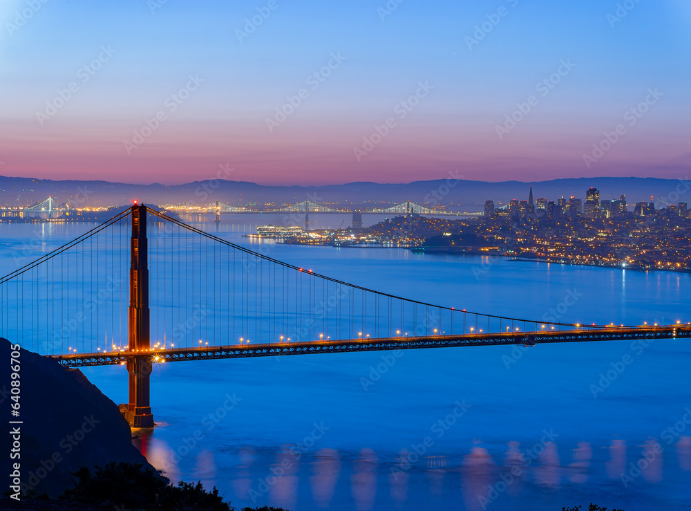 Fototapeta premium Sunrise landscape of the Golden Gate Bridge