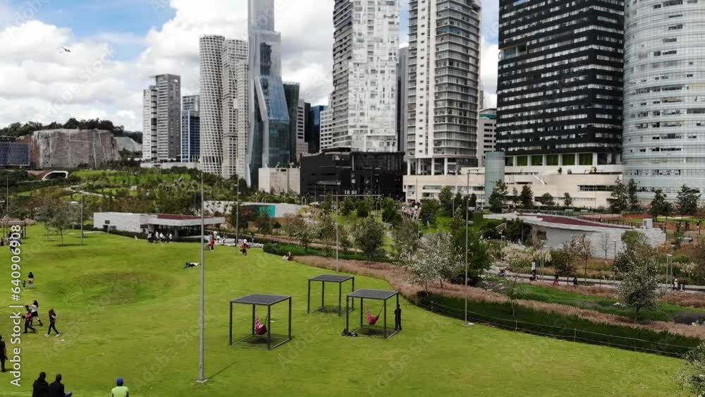 Toma de Drone de parque la mexicana a un lado de Santa Fe en la ciudad de México.