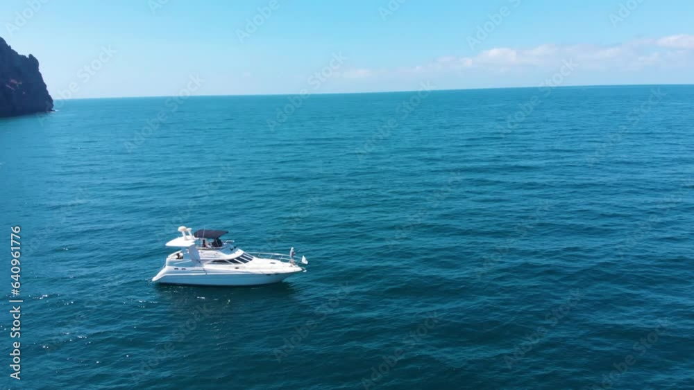 Toma de Drone a Yate en San Carlos, Sonora, México.
Mar de Cortes. Toma de Drone a Yate en San Carlos, Sonora, México.
Mar de Cortes.