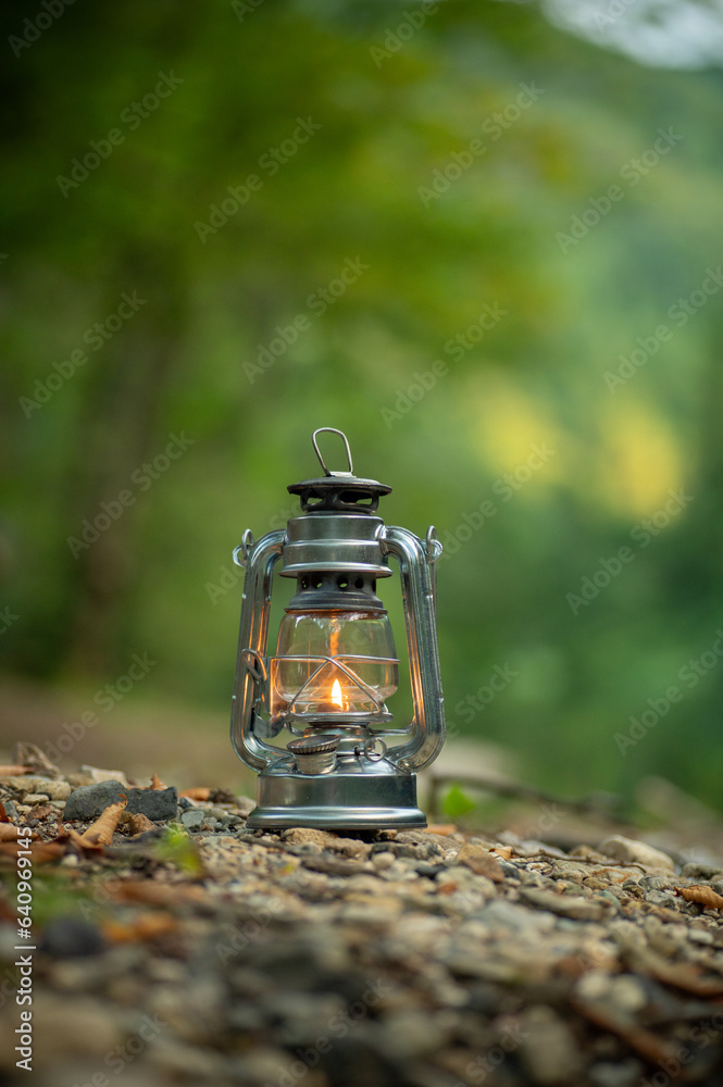 Obraz premium 小川とオイルランタン