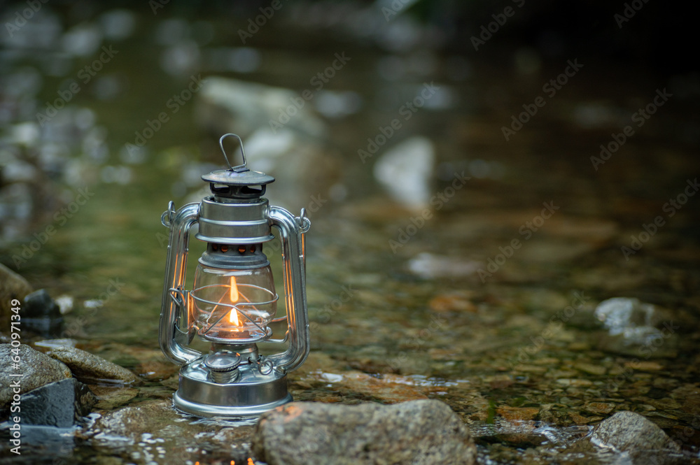 小川とオイルランタン