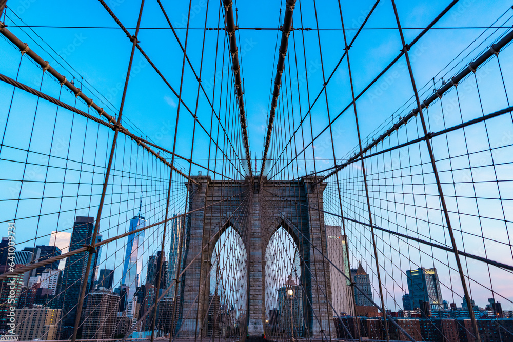 Obraz premium architecture of historic bridge in brooklyn. new york bridge connecting Manhattan and Brooklyn. brooklyn bridge of new york city. american architecture landmark. Brooklyn skyline