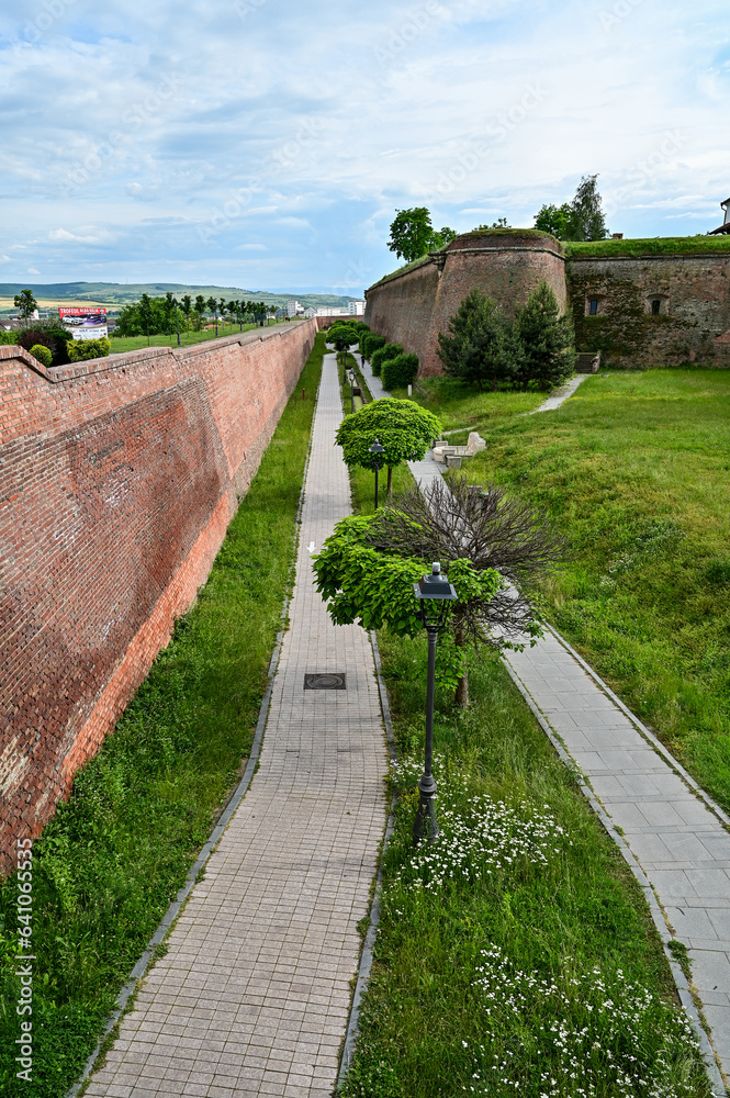 Stadtmauer und Park mit Wegen an der der Zitadelle Alba Carolina (Karlsburg) in Alba Iulia, Siebenbürgen, Rumänien