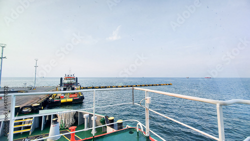 Fotografie the best view of the blue ocean and ships berthing at the harbors with blue sky
