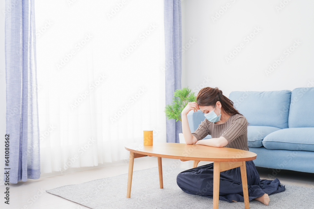 体調不良に苦しむマスクをつけた女性 体調不良に苦しむマスクをつけた女性