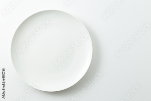白背景に白い皿