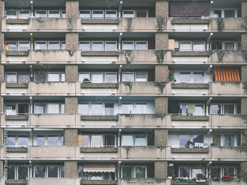 Plattenbau mit Balkonen Brutalismus
