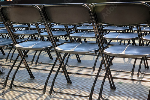 Rzędy czarnych krzeseł stoi na widowni dla publiczności.