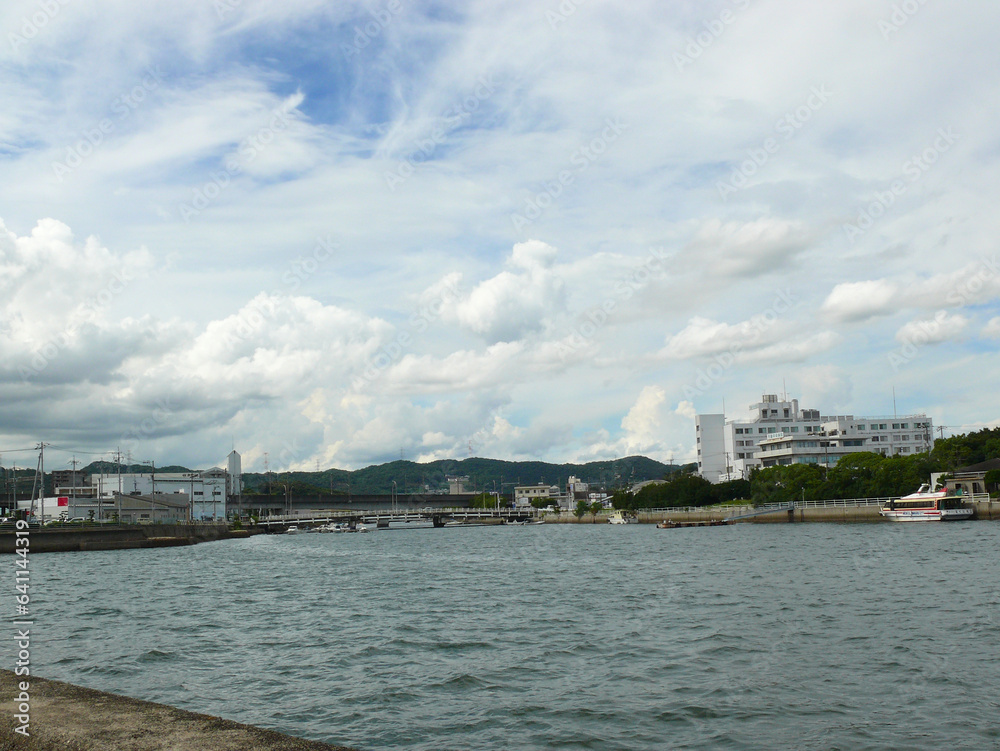 瀬戸内海沿岸の川　河口付近。
海側から最後の橋む向かって撮影。