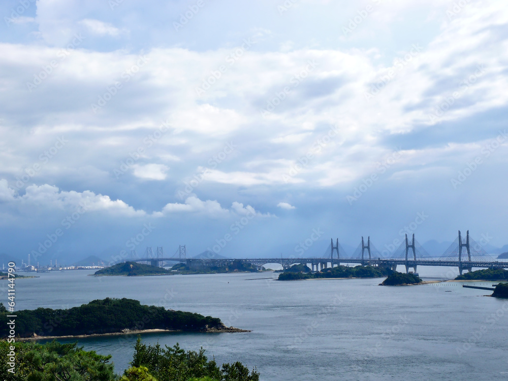 雨に煙る瀬戸大橋。
倉敷鷲羽山展望台から四国方面に向けて撮影。
瀬戸内海の風景。