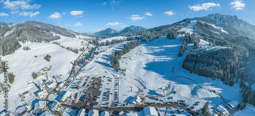 Ausblick auf die verschneiten Hänge im Skigebiet Jungholz in Tirol