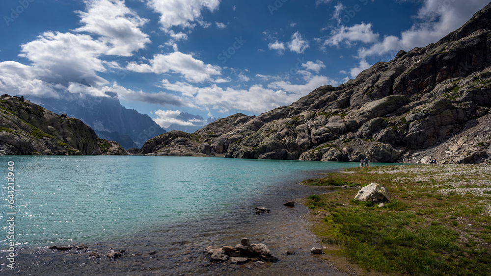 Obraz premium Paysage de montagne dans le massif du Mont-Blanc autour du lac Blanc dans le département de la Haute-Savoie en France en été