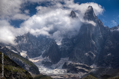 Paysage de montagne dans le massif du Mont-Blanc et les Aiguilles de Chamonix dans le département de la Haute-Savoie en France en été
