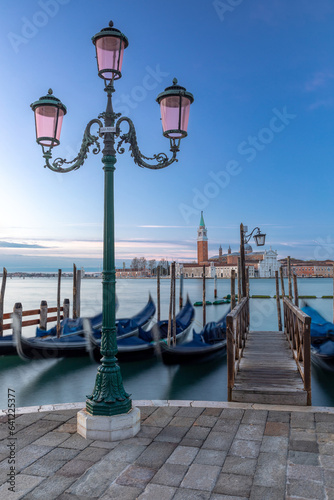 Gondeln vor San Giorgio Maggiore in Venedig in der Morgendämmerung © nemo1963