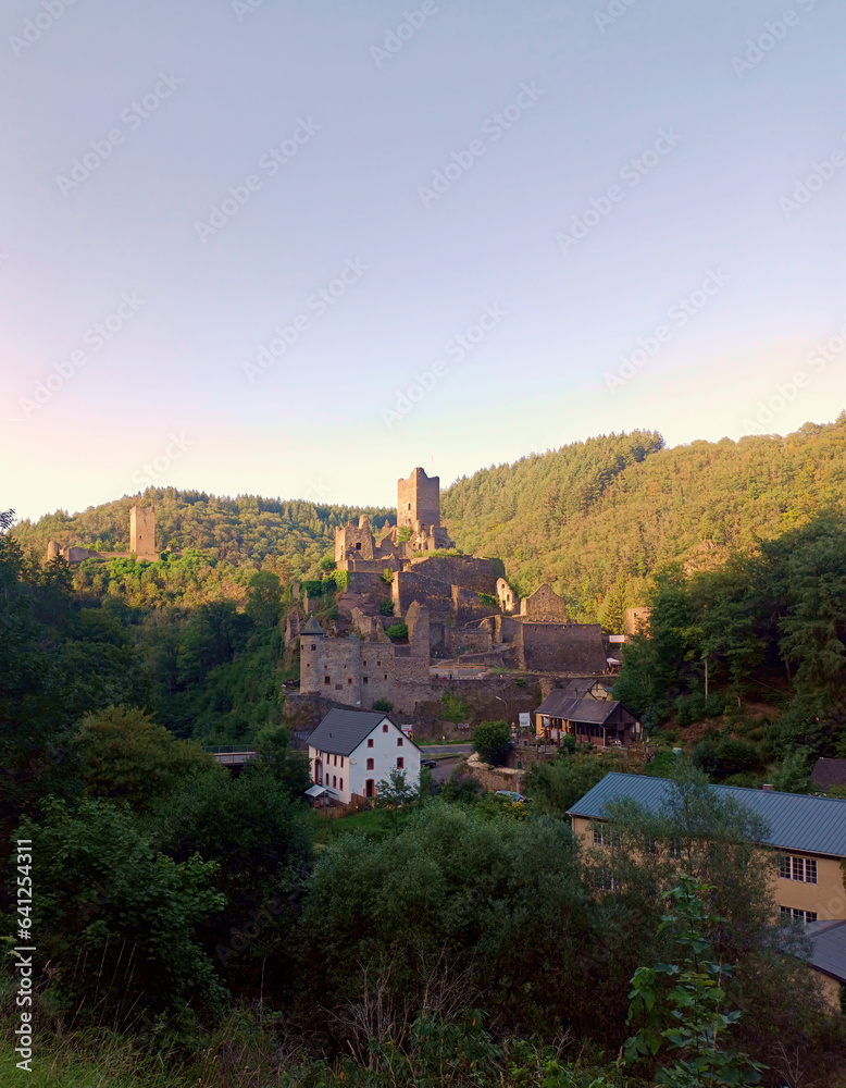 Die Manderscheider Burgen mit der Niederburg (vorne) und der Oberburg hinten bei Manderscheid in der Eifel im Landkreis Wittlich-Land. 