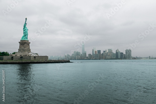 Statue of Liberty in front of Manhatten Skyline © Benyamin