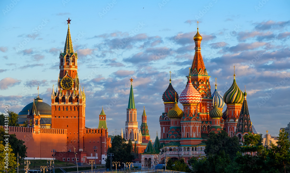 Obraz na płótnie Spasskaya Tower, Moscow Kremlin, Saint Basil's Cathedral in Moscow, Russia. Architecture and landmarks of Moscow. Postcard of Moscow w salonie