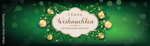 Frohe Weihnachten Banner mit Tannenzweigen und goldenem Christbaumschmuck
