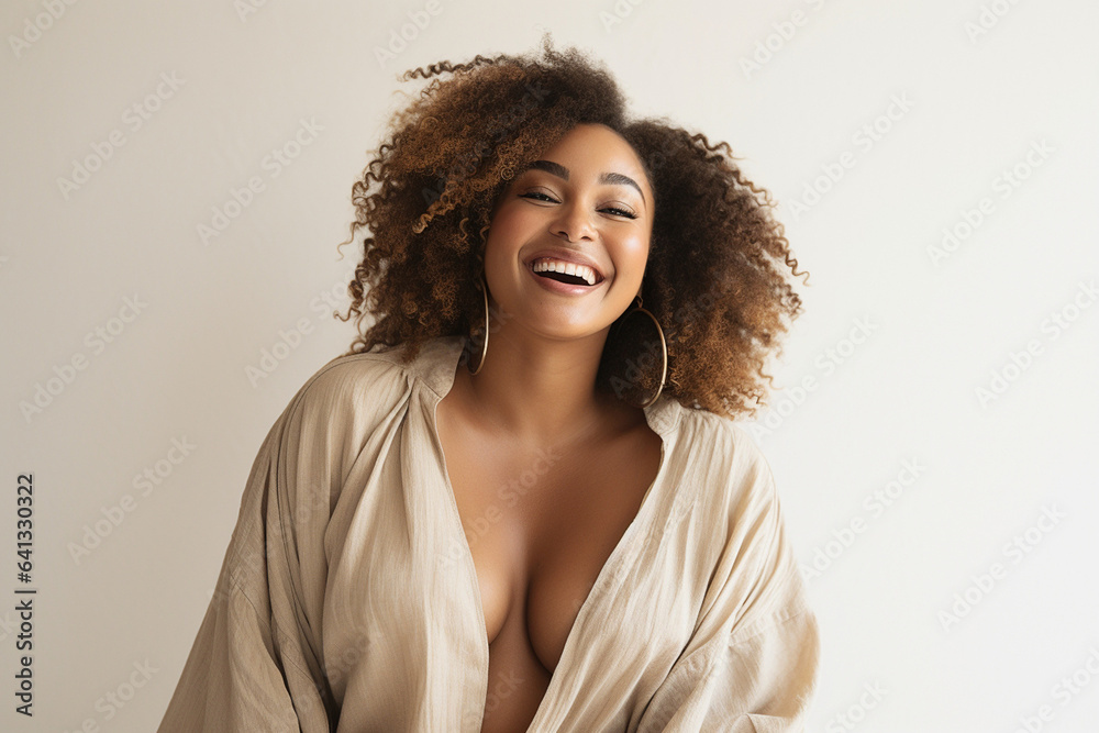 smiling african curvy woman - obrazy, fototapety, plakaty 