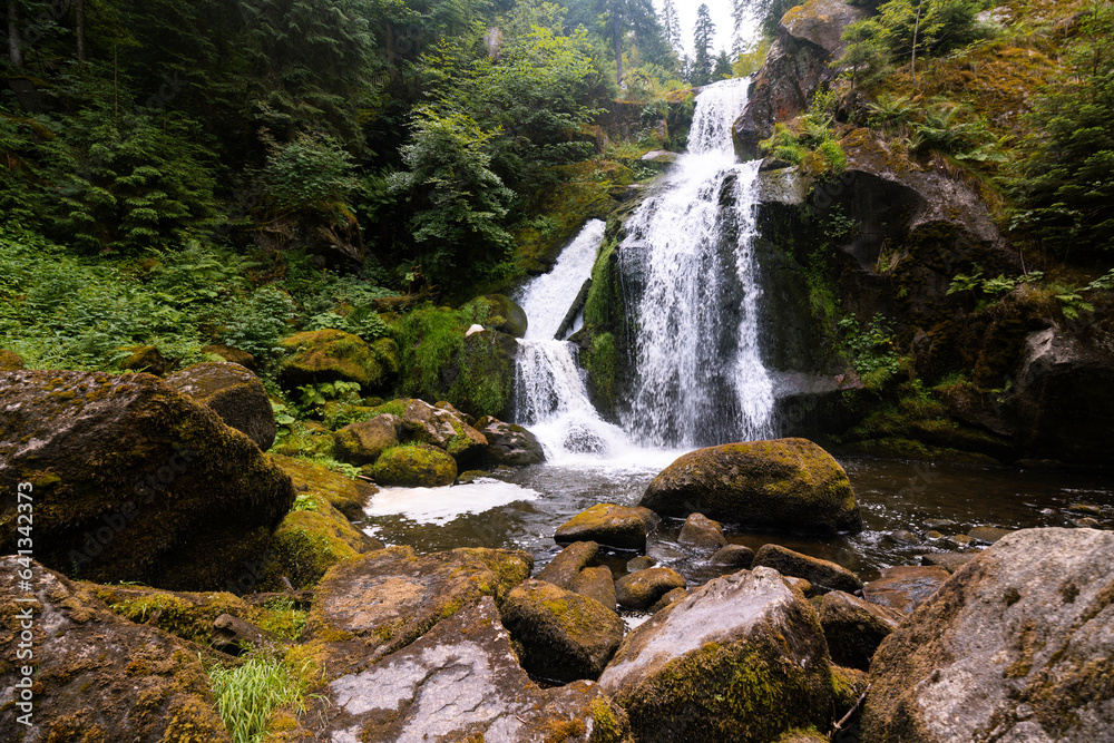 Triberger Wasserfälle im Schwarzwald in Baden-Württemberg in Deutschland mit Steinen und Wald Triberger Wasserfälle im Schwarzwald in Baden-Württemberg in Deutschland mit Steinen und Wald