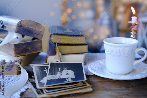 Foto old family photos in vintage interior, stack nostalgic sentimental pictures, pho