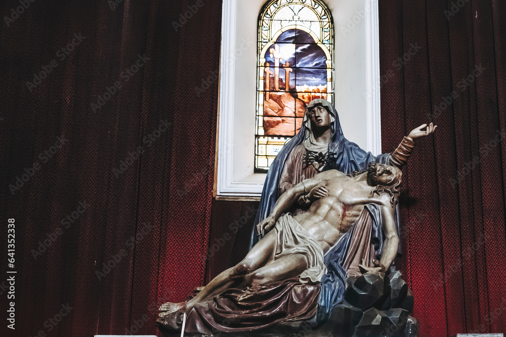 Statue de la vierge et du christ dans une église en France - obrazy, fototapety, plakaty 
