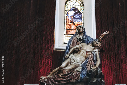 Statue de la vierge et du christ dans une église en France