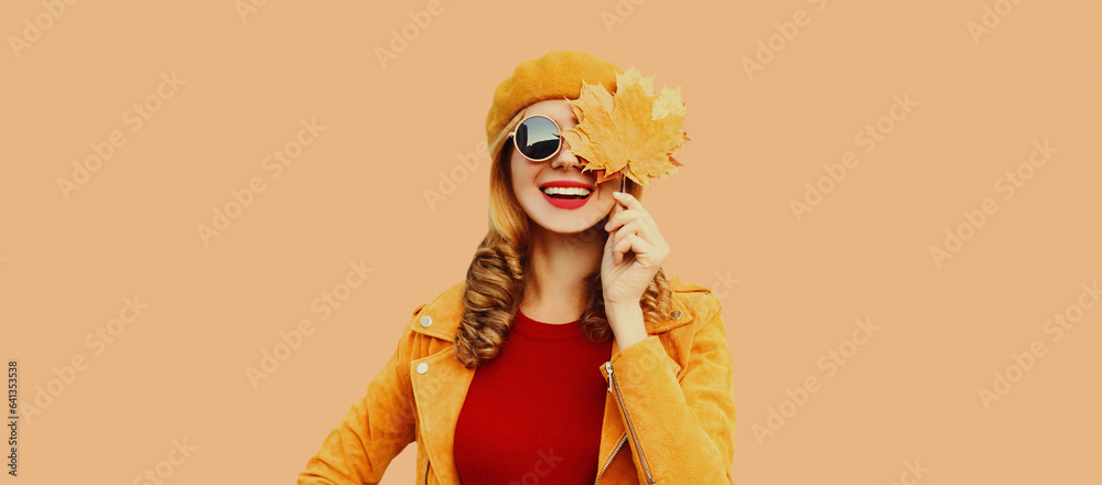 Εκτύπωση καμβά Autumn color style outfit, portrait of beautiful smiling young woman with yellow