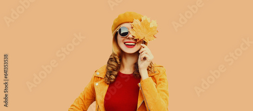 Billede på lærred Autumn color style outfit, portrait of beautiful smiling young woman with yellow