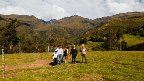 Un grupo de agricultores étnicos en las tierras altas en verano en Perú, Campesinos, Turismo, Estilo de Vida, Primavera,