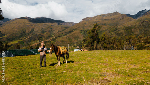  Turista con su caballo durante una mañana ,concepto de viaje vida saludable, estilo de vida, © Yoel Garay