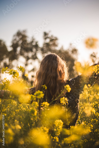 Ragazza felice in campo di fiori al tramonto - Pensieri - concept 