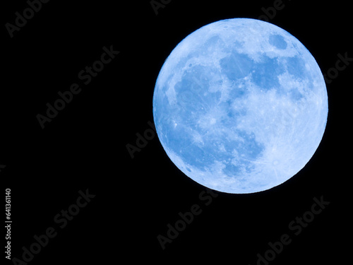 青い満月
