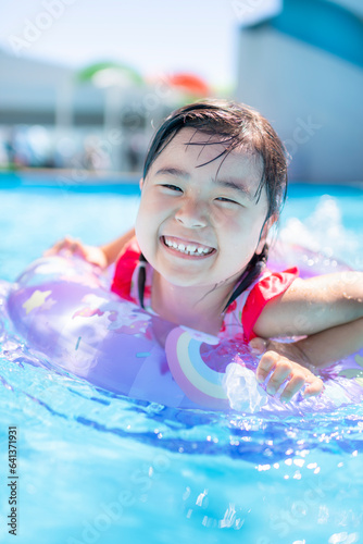 夏休みにプールで遊ぶ女の子 © kai